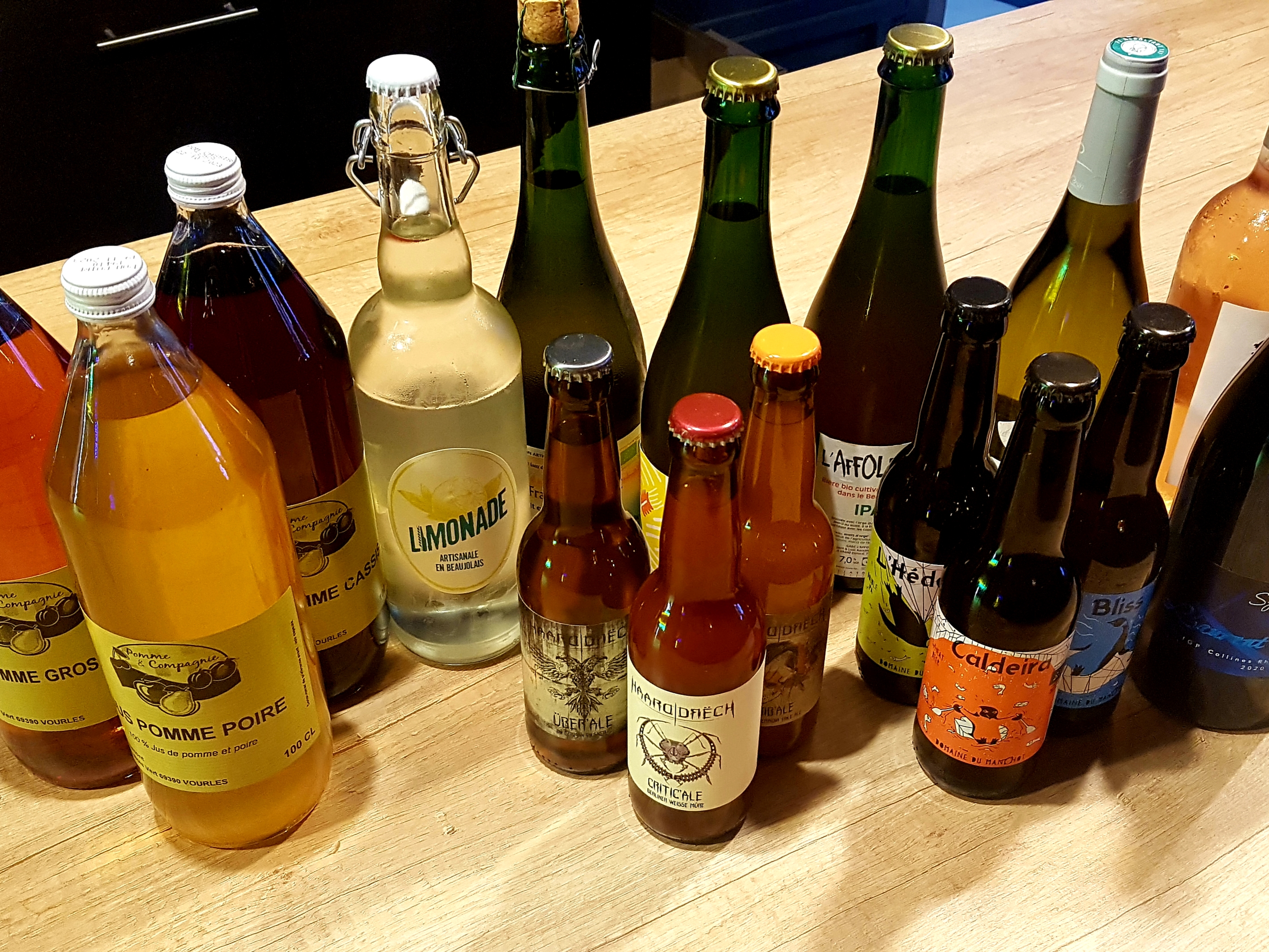 Un photo de bouteilles de bières, vin, limonade et cidres